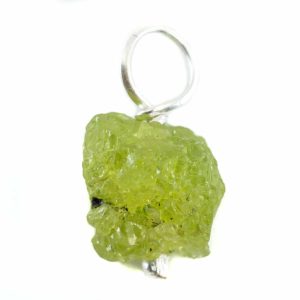 Colgante de Gema en bruto de Peridoto en plata 925 (8 - 12 mm)